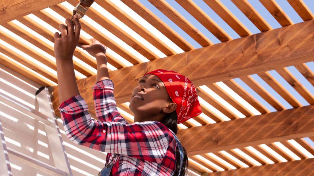 עיצוב ובנייה של פרגולות מעץ אורן איכותיות עבור פרגולות למרפסת מעץ עמידות